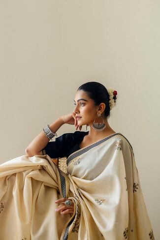 Elegant Cream Cotton Saree with Black Border and Embroidered Floral Design – Traditional Ethnic Wear for Women in Saudi Arabia