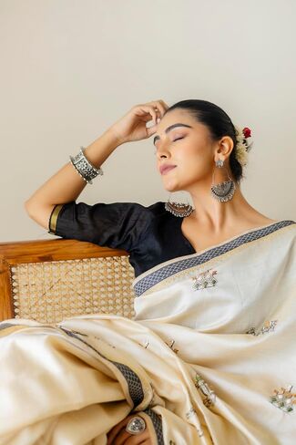Elegant Cream Cotton Saree with Black Border and Embroidered Floral Design – Traditional Ethnic Wear for Women in Saudi Arabia