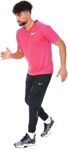 حذاء Nike الرجالي Tech Knit Future Fast، مقاس نحيف، للجري، عاكس in Kuwait