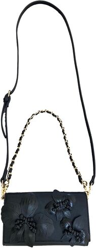 حقيبة كتف Betsey Johnson Full Bloom ثلاثية الأبعاد مرصعة بالزهور من الجلد الصناعي الأسود مرصعة بالزهور وجيب خلفي منزلق قابل للطي فوق رفرف إغلاق من النهار إلى المساء in Kuwait