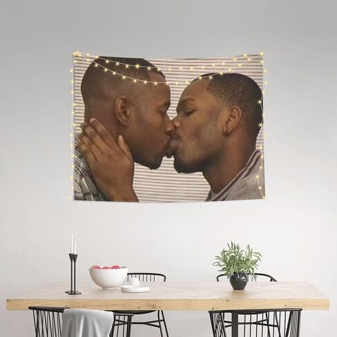 اثنين من الرجال السود تقبيل ميمي نسيج 30 "x 40" مضحك المفروشات الجدار الشنق للمنزل ديكور غرفة ديكور غرفة المعيشة كلية النوم مضحك هدية in Kuwait