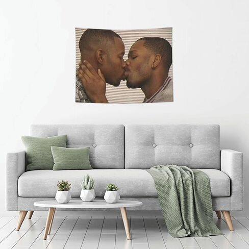 اثنين من الرجال السود تقبيل ميمي نسيج 30 "x 40" مضحك المفروشات الجدار الشنق للمنزل ديكور غرفة ديكور غرفة المعيشة كلية النوم مضحك هدية in Kuwait