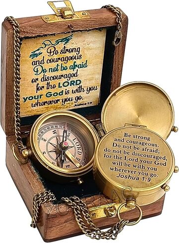 كن قويًا وشجاعًا جوشوا 1:9 بوصلة اتجاهية من النحاس الصلب، هدايا معمودية منقوشة للأولاد والبنات، المناولة الأولى، هدايا مسيحية للرجال، هدايا التأكيد الأولى للأولاد هدايا كاثوليكية in Kuwait