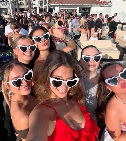 نظارات شمسية من Matcheck مكونة من 80 قطعة على شكل قلب للنساء على شكل عين القطة ونظارات على شكل قلب وحفلات توديع العزوبية ومستلزمات الزفاف in Kuwait