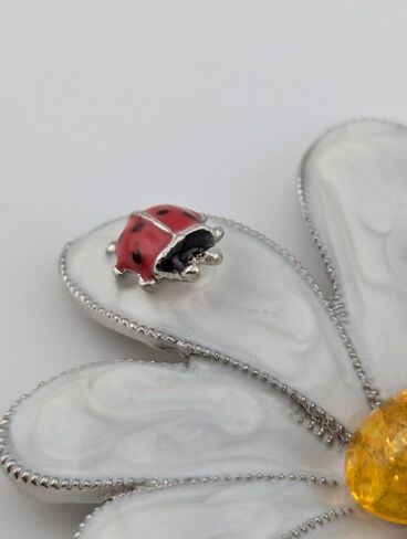 Ladybug & White Daisy Flower Brooch enamel silvertone pin w/lady bird insect, faux amber center in Kuwait