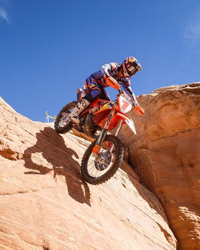 قبعة KTM الأصلية للسباقات المنحنية باللون الأسود Snapback 3PW260015500 in Kuwait
