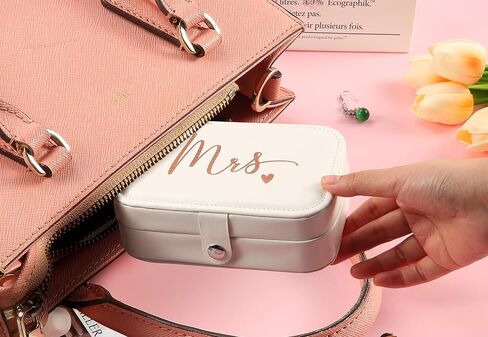 صندوق مجوهرات FYSIA Mrs Travel هدية - حقيبة تنظيم تخزين الحلي المخملية الفخمة - ملكة جمال للسيدة - هدية زفاف للعروس - هدايا لحفلات الزفاف - إكسسوارات حفلات العازبة - ذهبي وردي in Kuwait