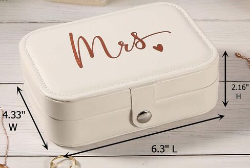 صندوق مجوهرات FYSIA Mrs Travel هدية - حقيبة تنظيم تخزين الحلي المخملية الفخمة - ملكة جمال للسيدة - هدية زفاف للعروس - هدايا لحفلات الزفاف - إكسسوارات حفلات العازبة - ذهبي وردي in Kuwait