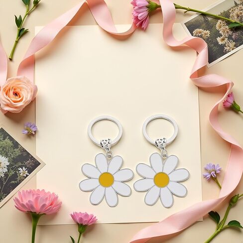2Pcs Cute Daisy Keychain Bag Charm Floral Charm for Purse Keys Metal Keyring Gift for Women Flower Lovers Accessories Women's Keyrings and Keychains in Saudi Arabia