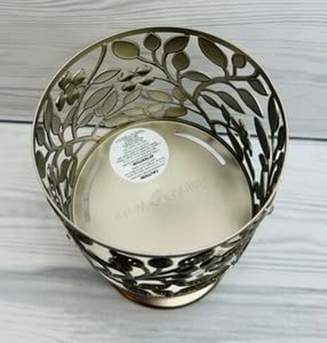 Bath and Body Works Dogwood Flower Pedestal 3-Wick Candle Sleeve Holder in Kuwait