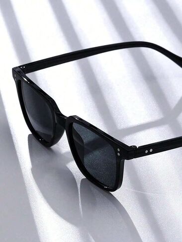 1 Pair of Men's Square Plastic Frame Classic Fashion Sunglasses, Suitable for Outdoor Daily Travel and Beach Vacation in Kuwait