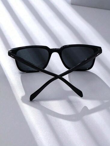 1 Pair of Men's Square Plastic Frame Classic Fashion Sunglasses, Suitable for Outdoor Daily Travel and Beach Vacation in Kuwait