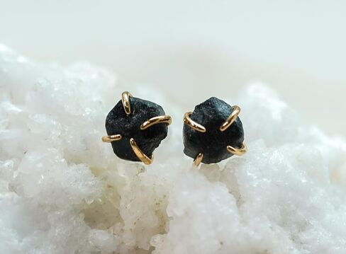 Raw Black Tourmaline Stud Earrings, 18K Gold or Silver Plated Brass, 4-Claw Setting, Crystal Earrings, Gemstone Earrings in Kuwait
