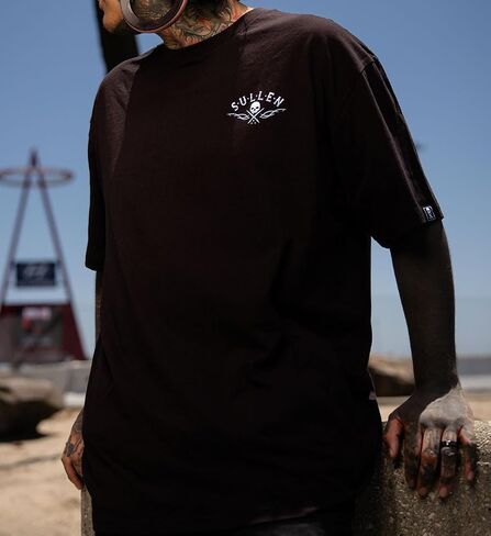 تي شيرت Sullen Men's American Beauty Americana Capsule Tattoo Lifestyle Graphic Standard مصنوع من القطن بأكمام قصيرة in Kuwait