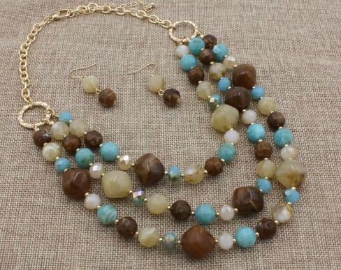 مجموعة سر لطول العمر من الراتنج ثلاثي الجديلة باللون الفيروزي والبيج والبني والخشب وألوان ترابية محايدة ولوحة ألوان كبيرة مكتنزة وقلادة ومجموعة أقراط in Kuwait