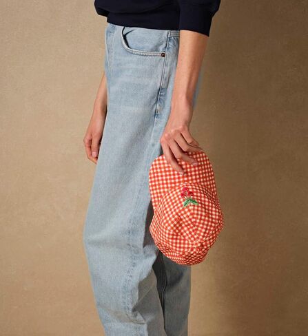 RIFLE PAPER CO. قبعة بيسبول Gingham Cherries، قبعة بيسبول نسائية، قبعة كلاسيكية بطبعة فواكه مكونة من ستة أجزاء مع حزام قابل للتعديل، مصنوعة من القطن بنسبة 100%، مقاس واحد يناسب الجميع in Kuwait