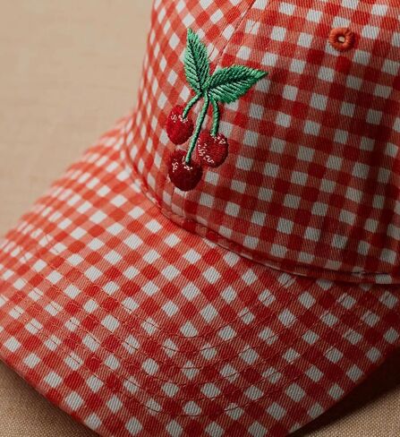 RIFLE PAPER CO. قبعة بيسبول Gingham Cherries، قبعة بيسبول نسائية، قبعة كلاسيكية بطبعة فواكه مكونة من ستة أجزاء مع حزام قابل للتعديل، مصنوعة من القطن بنسبة 100%، مقاس واحد يناسب الجميع in Kuwait