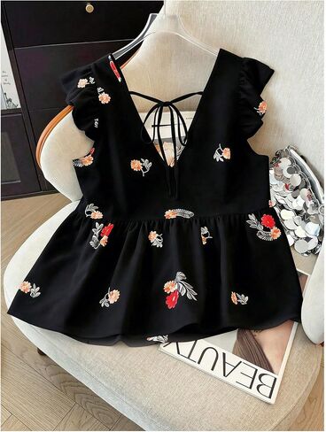 بلوزات SweatyRocks النسائية ذات الحجم الكبير ذات الأزهار البيبلوم ورقبة على شكل حرف V وأكمام مرفرفة وأزرار لأعلى مكشكشة in Kuwait