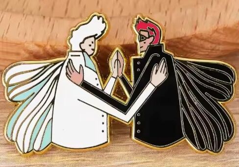 Good Omens Aziraphale Crowley Wings Angel Demon أكواب القهوة التي لا توصف برنامج تلفزيوني 1.6 بوصة شارة المينا المثبته بالدبابيس in Kuwait
