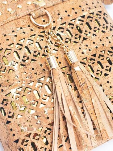حقيبة كروس نسائية مصنوعة يدويًا من الفلين الطبيعي مع لمسات ذهبية مصنوعة في البرتغال in Kuwait