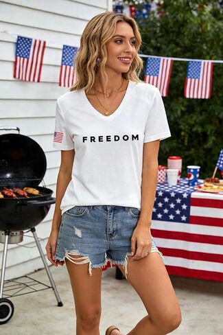 تي شيرت Freedom للنساء قمصان وطنية مضحكة للرابع من يوليو كاجوال برقبة على شكل حرف V وأكمام قصيرة وطبعة جرافيك in Kuwait