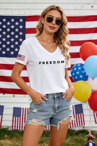 تي شيرت Freedom للنساء قمصان وطنية مضحكة للرابع من يوليو كاجوال برقبة على شكل حرف V وأكمام قصيرة وطبعة جرافيك in Kuwait