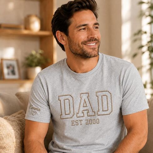 تي شيرت مطرز شخصي، هدية مطرزة باسم DAD Est Year للرجال (الولايات المتحدة، ألفا، X-Small، 5X-Large، عادي، عادي، أسود) in Kuwait