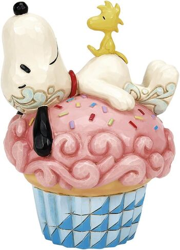 Enesco Peanuts من مجموعة Jim Shore Collection Snoopy and Woodstock مستلقيًا على تمثال كب كيك - تمثال من الراتنج الحجري مصنوع يدويًا من الفول السوداني القابل للجمع، تمثال ديكور المنزل لعيد الميلاد، 5.31 بوصة in Kuwait