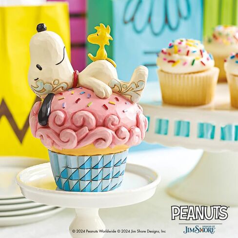 Enesco Peanuts من مجموعة Jim Shore Collection Snoopy and Woodstock مستلقيًا على تمثال كب كيك - تمثال من الراتنج الحجري مصنوع يدويًا من الفول السوداني القابل للجمع، تمثال ديكور المنزل لعيد الميلاد، 5.31 بوصة in Kuwait