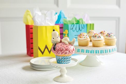 Enesco Peanuts من مجموعة Jim Shore Collection Snoopy and Woodstock مستلقيًا على تمثال كب كيك - تمثال من الراتنج الحجري مصنوع يدويًا من الفول السوداني القابل للجمع، تمثال ديكور المنزل لعيد الميلاد، 5.31 بوصة in Kuwait