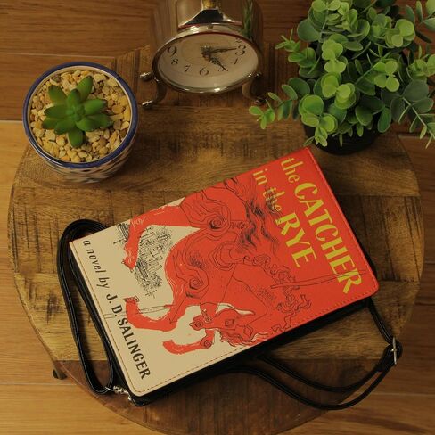 حقيبة على شكل كتاب باللونين الأحمر والأبيض من The Catcher in the Rye، حقيبة كروس أو حزام معصم، بطول 9.25 سم، مثالية لمحبي الأدب ومحبي الكلاسيكية الحديثة in Kuwait