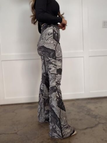 بنطال جينز Fiona من Willow Boutique ذو خصر عالٍ وواسع من الأسفل - رمادي مموه in Kuwait