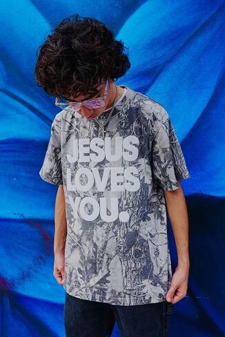 ملابس الشارع المسيحية | تي شيرت Camo Jesus Loves You كبير الحجم | طباعة نفخة in Kuwait