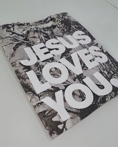 ملابس الشارع المسيحية | تي شيرت Camo Jesus Loves You كبير الحجم | طباعة نفخة in Kuwait