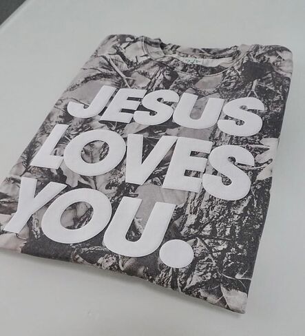 ملابس الشارع المسيحية | تي شيرت Camo Jesus Loves You كبير الحجم | طباعة نفخة in Kuwait