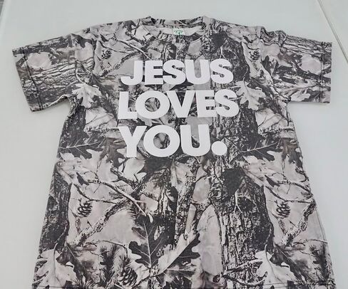ملابس الشارع المسيحية | تي شيرت Camo Jesus Loves You كبير الحجم | طباعة نفخة in Kuwait