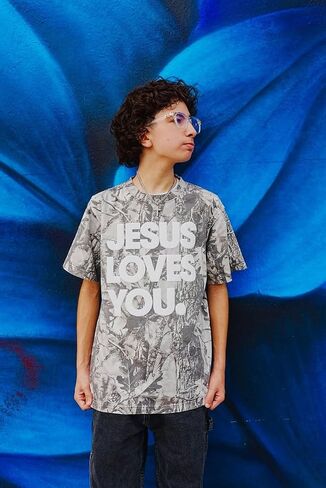 ملابس الشارع المسيحية | تي شيرت Camo Jesus Loves You كبير الحجم | طباعة نفخة in Kuwait