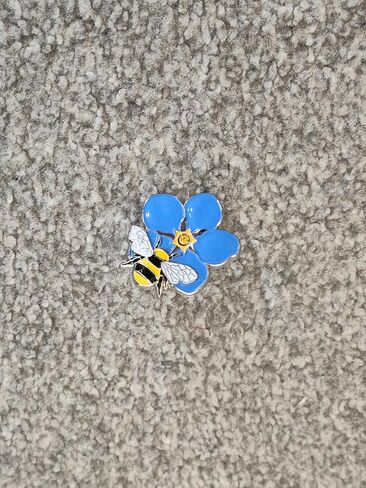 Forget Me Not Lapel Pin Badge Brooch Memorabilia Gift Decorations With Bee in Saudi Arabia