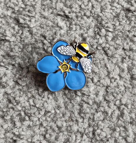 Forget Me Not Lapel Pin Badge Brooch Memorabilia Gift Decorations With Bee in Saudi Arabia