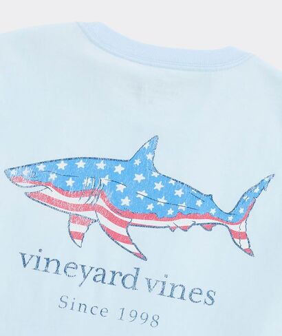تي شيرت Vineyard Vines رجالي بجيب قصير الأكمام عليه علم Shark in Kuwait