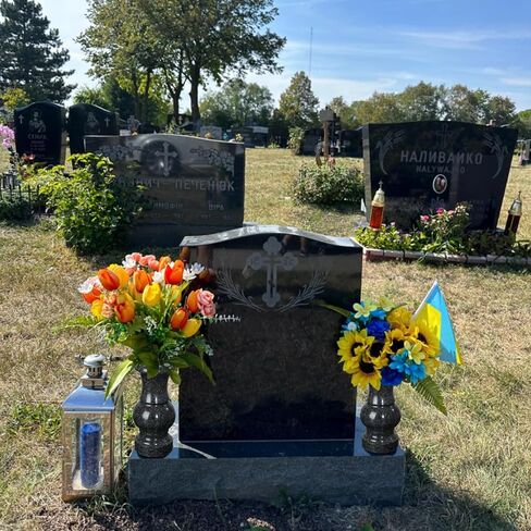 Cemetery Vase, Turned Round Granite Grave Vase Memorial Stone Vases with Draining Hole for Home Tabletop, Cemetery Flowers, Grave Headstone Decorations (1pc, Black) in Kuwait