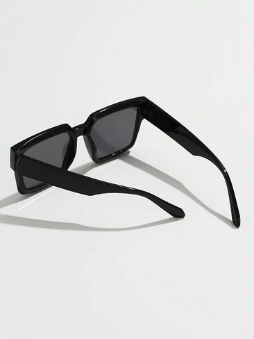 1 Pair of Women's Classic Square Large Frame Retro Simple Casual Outdoor Sports Sunglasses in Kuwait
