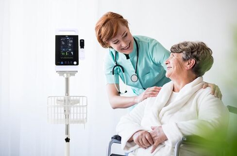 جهاز مراقبة العلامات الحيوية Omni Spot من VivaDiagnostics مع عربة متنقلة، مراقب العلامات الحيوية، يتضمن مقياس حرارة in Kuwait
