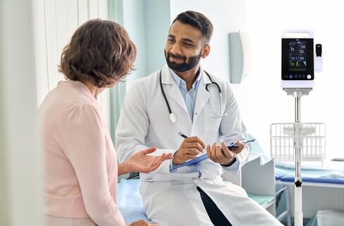 جهاز مراقبة العلامات الحيوية Omni Spot من VivaDiagnostics مع عربة متنقلة، مراقب العلامات الحيوية، يتضمن مقياس حرارة in Kuwait