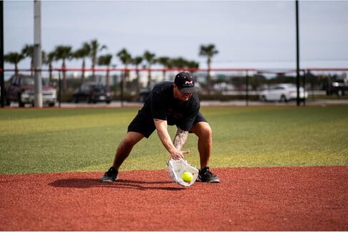 قفاز كرة السلة Miken Pro Series Slowpitch، مقاس 13 بوصة، أبيض/أحمر in Kuwait