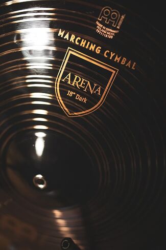 زوج من الصنج الداكن مقاس 18 بوصة من Arena Dark Marching مع أحزمة جلدية - سبيكة برونزية احترافية - صنع في ألمانيا، ضمان لمدة عامين in Kuwait