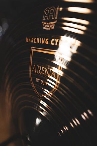 زوج من الصنج الداكن مقاس 18 بوصة من Arena Dark Marching مع أحزمة جلدية - سبيكة برونزية احترافية - صنع في ألمانيا، ضمان لمدة عامين in Kuwait