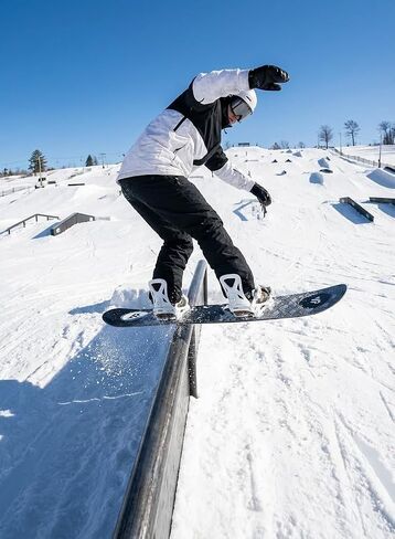 لوح التزلج Vert Tsunami - شكل محدب تقليدي كامل - True Twin Park وAll-Mountain Board - قلب خشب الحور الكلاسيكي - موسيقى البوب ​​العالية والمرونة المتسامحة in Kuwait