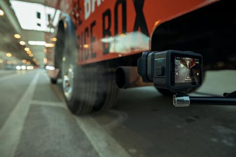 GoPro Mission 1 PRO - كاميرا سينمائية مدمجة مع فيديو 8K60، مستشعر 1 بوصة، أداء متقدم في الإضاءة المنخفضة، صور 50 ميجابكسل، حركة بطيئة 960 إطارًا في الثانية، تثبيت HyperSmooth in Kuwait