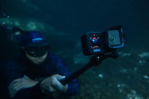 GoPro Mission 1 PRO - كاميرا سينمائية مدمجة مع فيديو 8K60، مستشعر 1 بوصة، أداء متقدم في الإضاءة المنخفضة، صور 50 ميجابكسل، حركة بطيئة 960 إطارًا في الثانية، تثبيت HyperSmooth in Kuwait